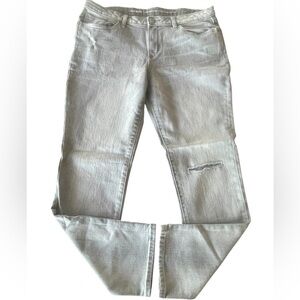 🩶👖Old Navy Boyfriend straight leg in light gray. Size 10.  Nice distressing!